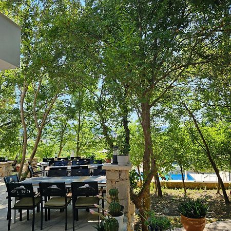 Green Hill Apartments Улцин Екстериор снимка