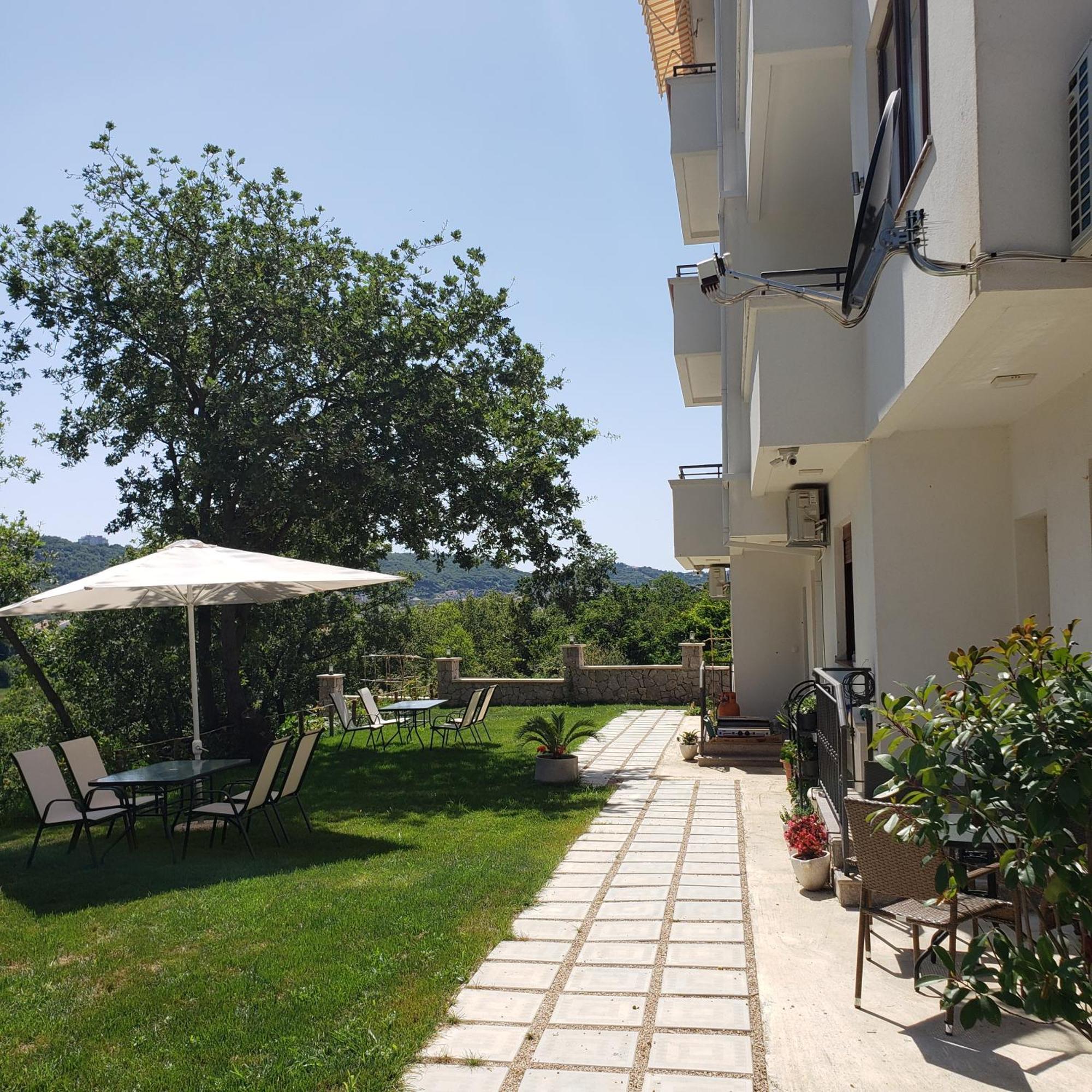 Green Hill Apartments Улцин Екстериор снимка