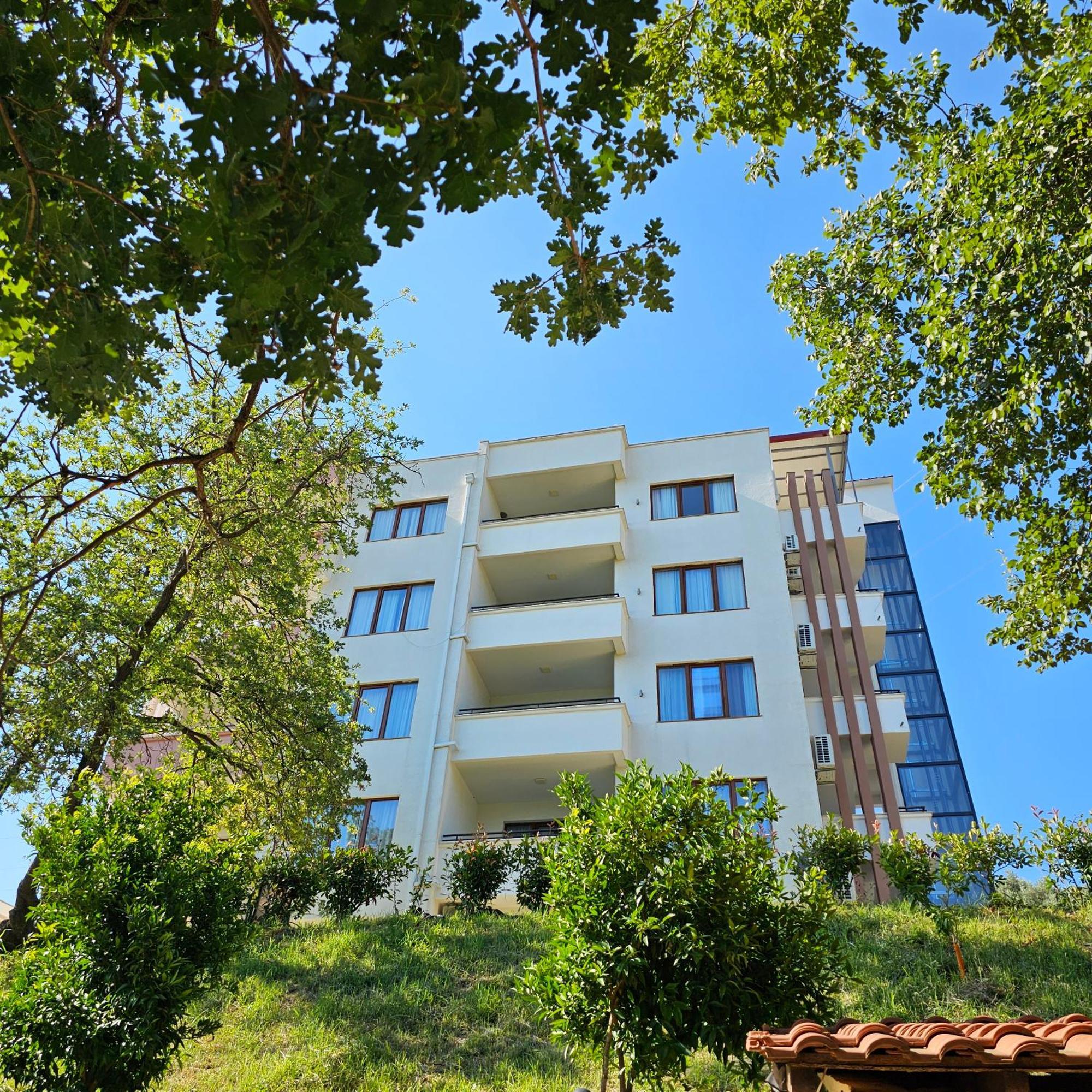 Green Hill Apartments Улцин Екстериор снимка