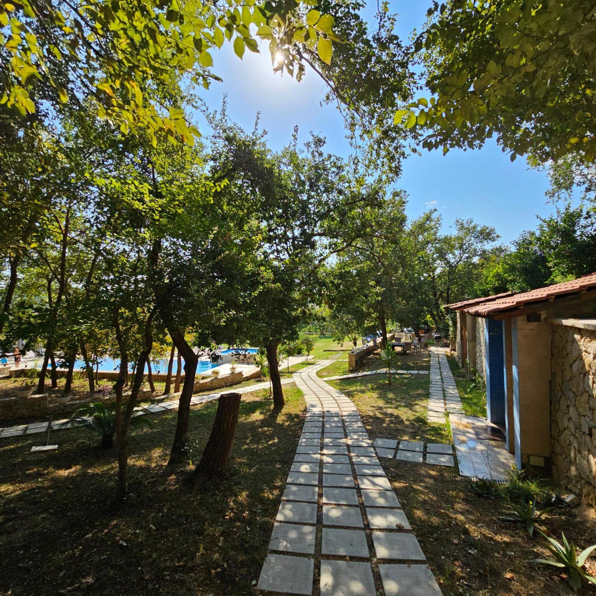 Green Hill Apartments Улцин Екстериор снимка