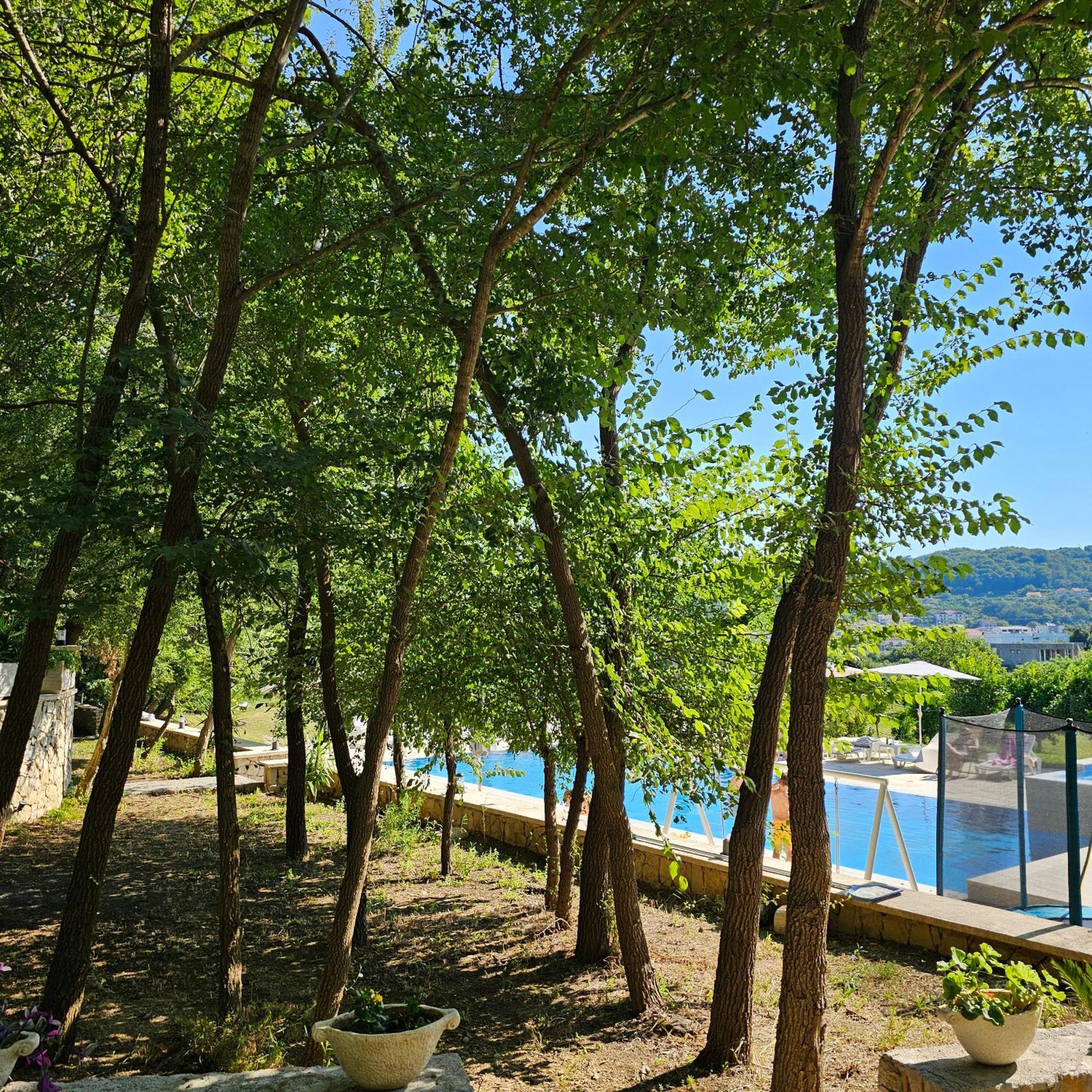 Green Hill Apartments Улцин Екстериор снимка