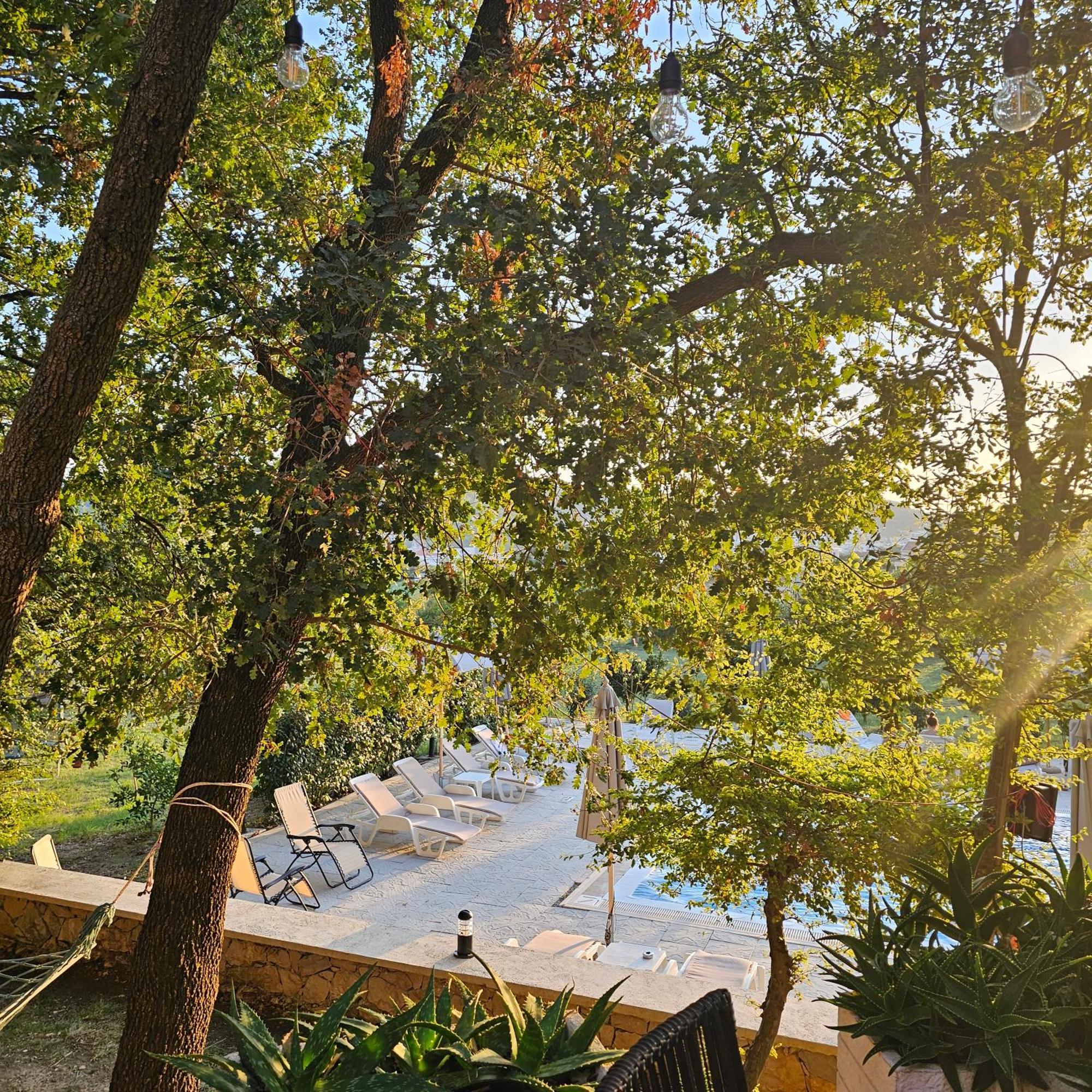 Green Hill Apartments Улцин Екстериор снимка