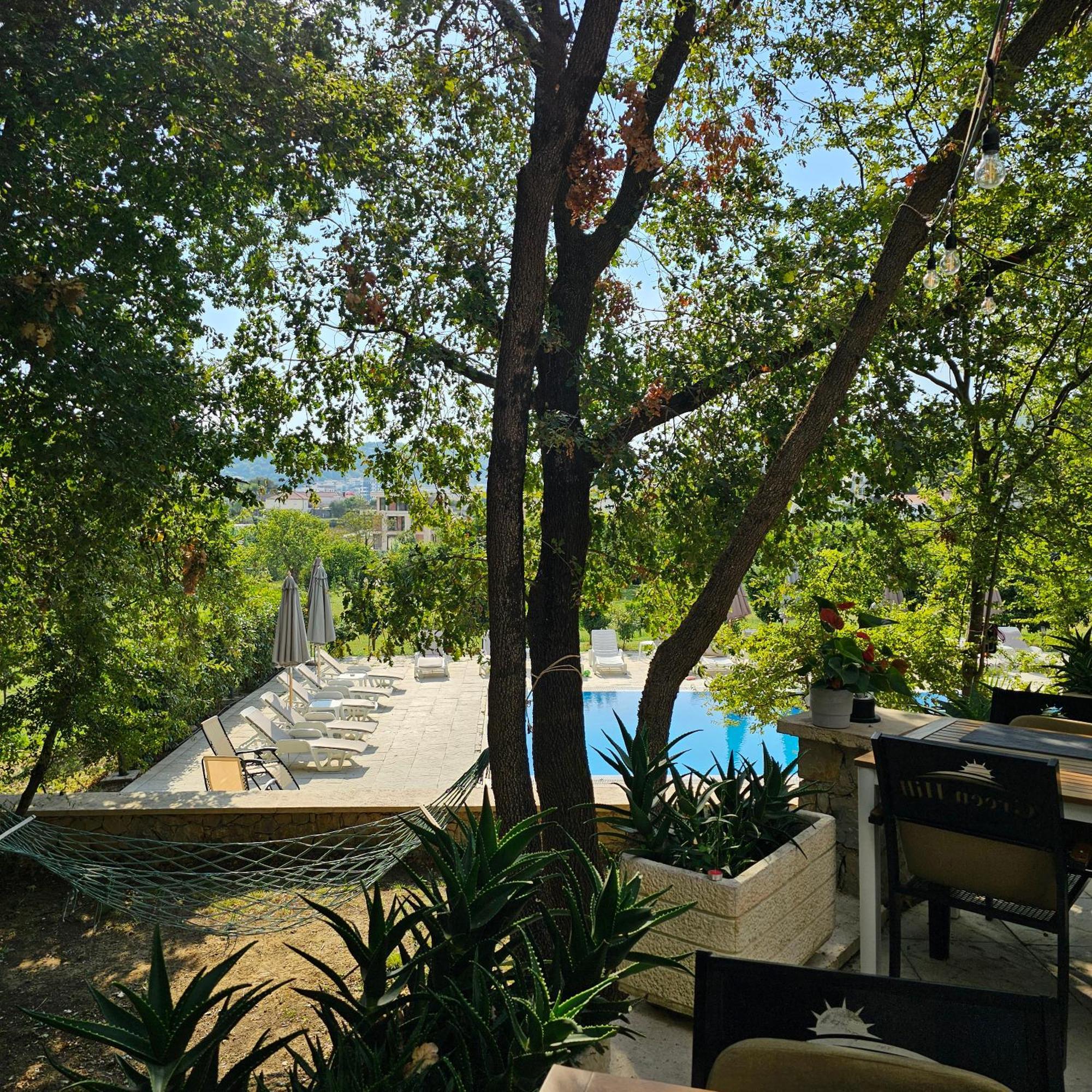 Green Hill Apartments Улцин Екстериор снимка