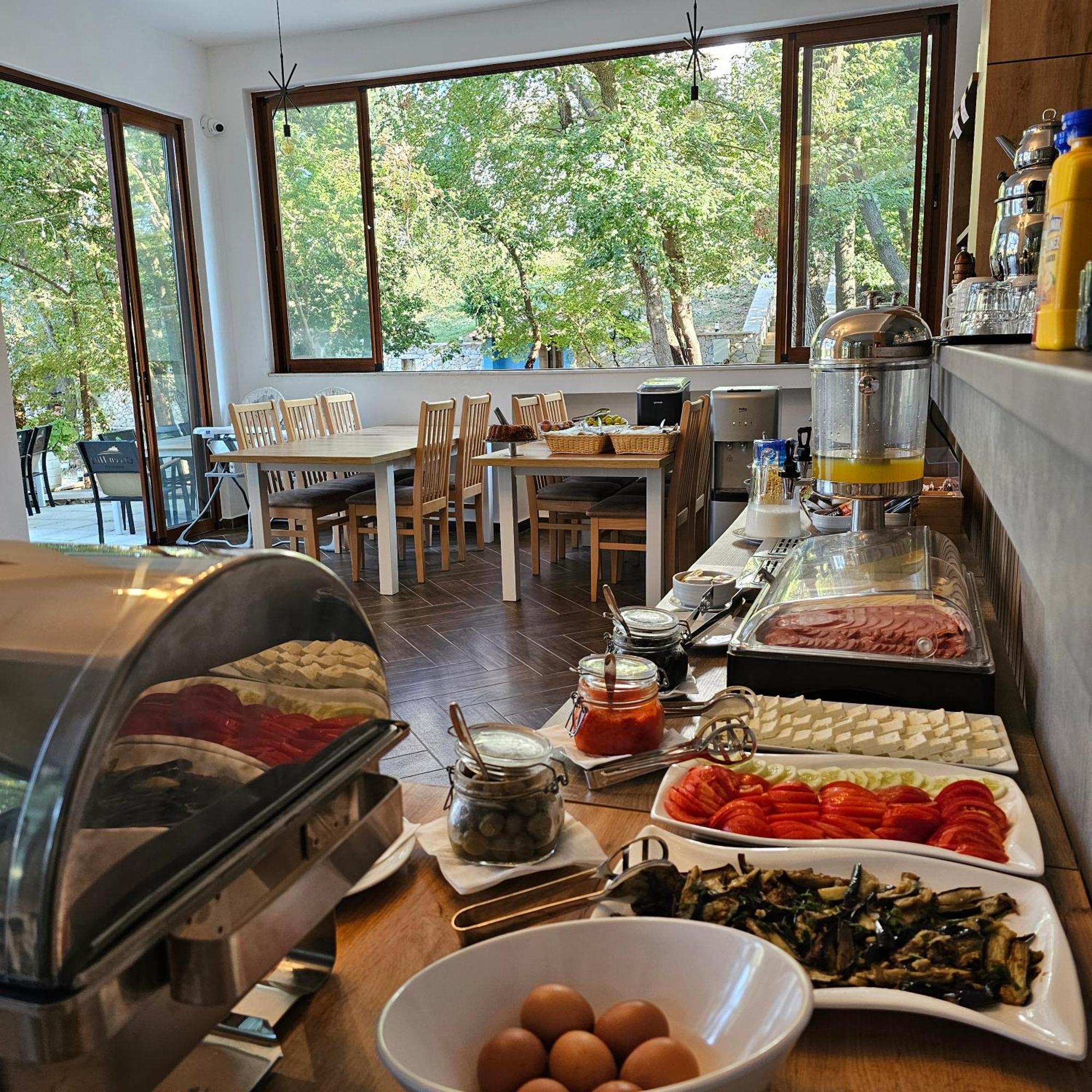 Green Hill Apartments Улцин Екстериор снимка