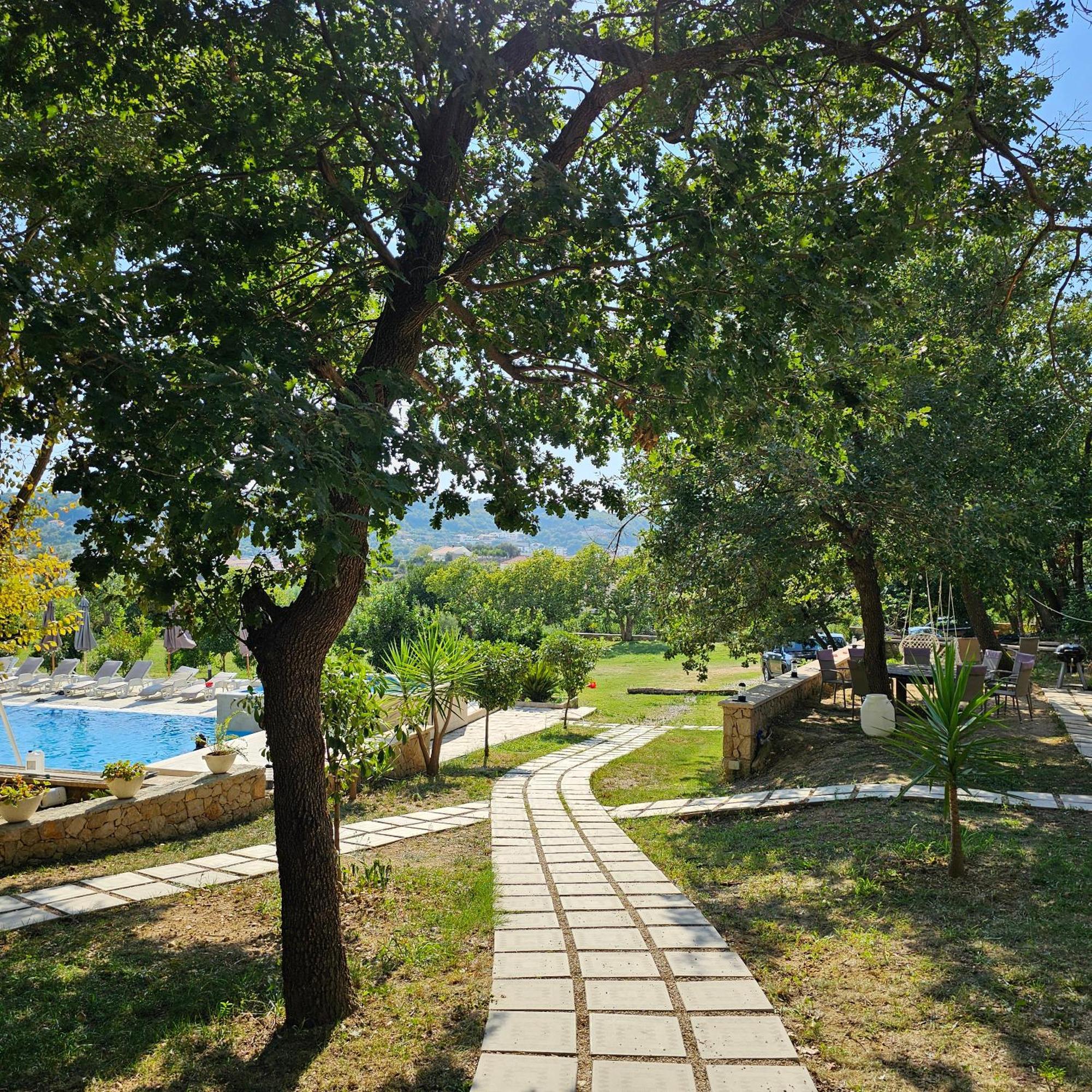 Green Hill Apartments Улцин Екстериор снимка